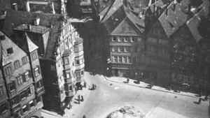 Hauptsache, das Leben geht irgendwie weiter: Schutthaufen auf dem Marktplatz im Frühjahr 1944. Weitere Bilder von Kriegszerstörungen im Stadtbild zeigt die Fotogalerie. Foto: Stadtarchiv/101 FN 250