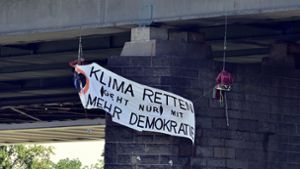 Bei den Protesten in Mannheim haben sich Aktivisten auch von einer Brücke abgeseilt. Foto: Letzte Generation