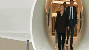 Auf dem Weg aus dem Gerichtssaal: Martina Eitner-Acheampong als Angela Merkel und  Ulrich Tukur als Anwalt Deutschlands in „Ökozid“ Foto: rbb/zero one film//Julia Terjung