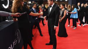 Das Schwarzbrot der Promi-Zunft: lästige Reporter-Fragen auf dem Roten Teppich beantworten. Auf dem Foto steht der Schauspieler Hugh Grant bei den Laureus World Sports Awards in Monaco Rede und Antwort. Foto: Getty Images Europe