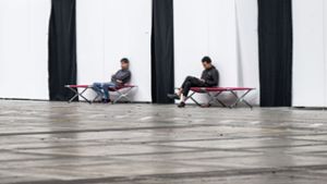 Geflüchtete sitzen auf Feldbetten in einer Massenunterkunft in Frankfurt: Viele Geflüchtete wünschen sich mehr Hilfe in Asyl- und Flüchtlingsfragen. Foto: Boris Roessler/dpa