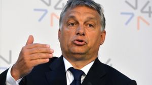 Ungarns Regierungschef Orban hat die Einreise in die EU ohne Papiere kritisiert und Österreich und Deutschland aufgefordert, keine weiteren Flüchtlinge aufzunehmen. Foto: AP