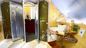 Der Traum vom Luxus in der A 380 wurde  vom Stammkunden  Emirates zelebriert: Oben ist kein Hotelzimmer zu sehen, sondern ein Badezimmer  für  Gäste in der ersten Klasse. Foto: dpa