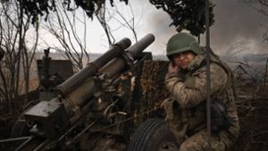 Ukrainische Soldaten der 71. Jägerbrigade feuern eine Haubitze M101 auf russische Stellungen an der Frontlinie bei Awdijiwka ab. Foto: Efrem Lukatsky/AP/dpa