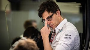 Teamchef Toto Wolff hat bei Mercedes schon entspanntere Tage erlebt. Foto: IMAGO//iederik van der Laan