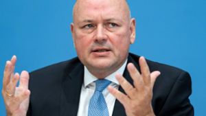Arne Schönbohm muss seinen Platz als BSI-Chef räumen. Foto: AFP/BERND VON JUTRCZENKA