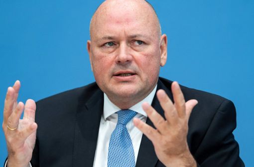Arne Schönbohm muss seinen Platz als BSI-Chef räumen. Foto: AFP/BERND VON JUTRCZENKA