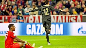 Ajax-Stürmer Mazraoui trifft zum 1:1-Endstand – sehr zum Ärger von Bayern-Verteidiger David Alaba Foto: AFP
