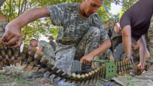Soldaten der Regierungstruppen rüsten sich für den Kampf in der Ostukraine. Foto: EPA