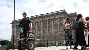 Ein Polizist patrouilliert vor dem schwedischen Parlament Riksdagen: Zwei mutmaßliche Islamisten hatten einen Anschlag auf das Gebäude geplant. Foto: Fredrik Sandberg/TT News Agency/AP/dpa
