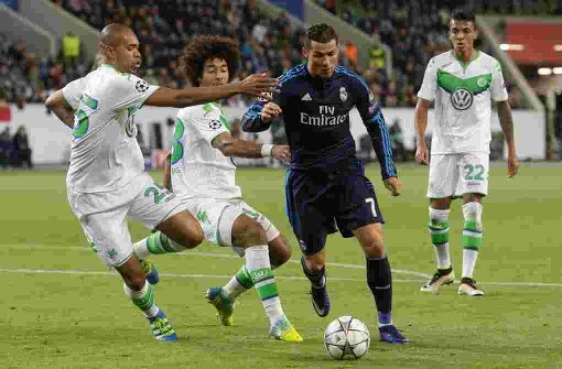 Entzaubert: Ronaldo  (blaues Trikot) hat gegen die wachsamen Wolfsburger keinen Stich gemacht. Foto: AP