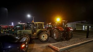Am Donnerstagabend blockierten Traktoren das Druckzentrum in VS-Villingen. Foto: Marc Eich/Marc Eich