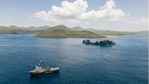 Ein Schiff vor den Galapagos-Inseln. Greenpeace fordert hier ein Hochsee-Schutzgebiet zu errichten. Foto: AFP/ERNESTO BENAVIDES