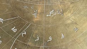Das Astrolabium weist Gravuren in arabischer und hebräischer Schrift auf sowie eingeritzte Ziffern, die auf den Gebrauch der lateinischen Schrift hinweisen. Foto: Federica Gigante/dpa