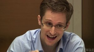 Der frühere US-Geheimdienstmitarbeiter Edward Snowden ist zufrieden mit sich. (Archivfoto) Foto: Wikileaks