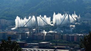 Die Reste der Morandi-Brücke in Genua wurden am Freitagmorgen gesprengt. Foto: Getty Images
