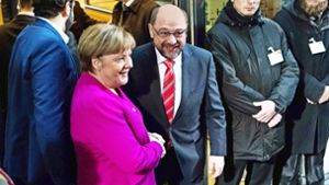 Freundliche Geste: Kanzlerin Angela Merkel trifft bei den Sondierungsgesprächen auf den SPD-Vorsitzenden Martin Schulz. Foto: dpa