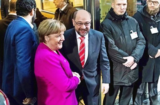 Freundliche Geste: Kanzlerin Angela Merkel trifft bei den Sondierungsgesprächen auf den SPD-Vorsitzenden Martin Schulz. Foto: dpa