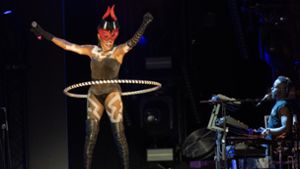 „Slave to the Rhythm“ als  erotisch aufgeladene Hula-Hoop-Performance: Grace Jones auf dem Schlossplatz. Foto: Opus/Reiner Pfisterer