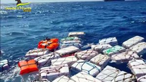70 Pakete mit Drogen schwammen im Meer vor Sizilien. Foto: AFP/HANDOUT