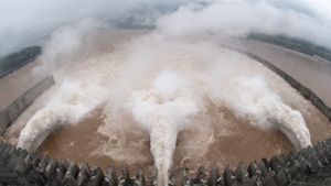 Der Drei-Schluchten-Staudamm in der zentralchinesischen Provinz Hubei öffnet seine Schleusentore, um das Hochwasser des Jangtse-Flusses abzuleiten. Foto: Zheng Jiayu/XinHua/dpa