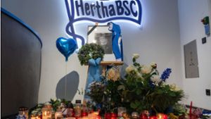 Hertha BSC, Kerzen, Blumen und ein Foto sind zum Gedenken an den plötzlich verstorbenen Hertha-Präsidenten Kay Bernstein in der Geschäftsstelle aufgestellt. Foto: dpa/Soeren Stache