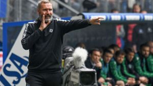 In der Relegation gegen den VfB? HSV-Coach Tim Walter gibt Kommandos. Foto: IMAGO/Oliver Ruhnke
