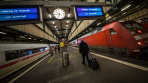 Zwei Aufenthalts-Züge der Deutschen Bahn standen im Hauptbahnhof in Stuttgart für gestrandete Reisende bereit Foto: dpa