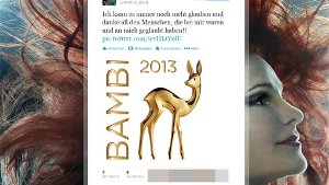 Schlagersängerin Andrea Berg (47) hat indirekt den Gewinn eines Bambis verkündet. „Ich kann es immer noch nicht glauben und danke all den Menschen, die bei mir waren und an mich geglaubt haben!!“, schrieb die Musikerin beim Kurznachrichtendienst Twitter am Mittwoch. Dazu postete sie ein Bild vom vergoldeten Rehkitz. Foto: twitter.com/Andrea_Berg/SIR-Screenshot