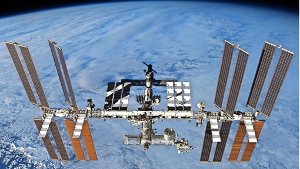 Die Internationale Raumstation  mit dem angedockten europäischen Wissenschaftslabor Columbus (Mitte unten links)   Foto: NASA