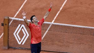 Novak Djokovic jubelte über seinen Sieg. Foto: dpa/Jean-Francois Badias