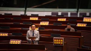 Neben dem prodemokratischen Abgeordneten Alvin Yeung (im Bild) haben vier weitere ihren Sitz im Parlament verloren. Daraufhin folge der Rücktritt der 15 Abgeordneten (Archivbild). Foto: imago images/ZUMA Wire/Geovien