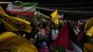 In Teheran  demonstrieren Tausende wegen  der  Tötung von Mitgliedern der iranischen Revolutionsgarden durch einen israelischen Luftangriff in  Damaskus. Foto: dpa/Vahid Salemi