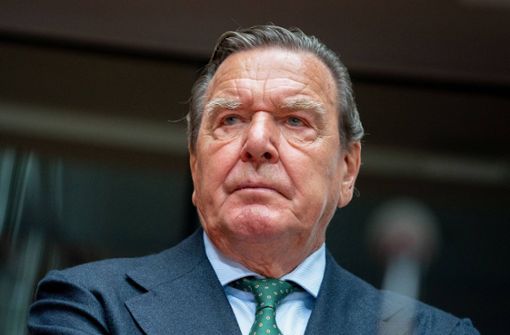 Altkanzler Schröder ist wegen seiner Nähe zu Putin massiv in die Kritik geraten. (Archivbild) Foto: dpa/Kay Nietfeld
