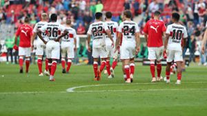 Die Mannschaft des VfB Stuttgart nach dem 1:3 bei Hannover 96 Foto: Baumann