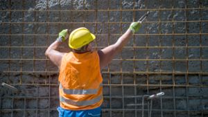 Ein Bauarbeiter arbeitet auf einer Straßenbaustelle. Bei der Arbeit im Freien führt UV-Strahlung laut einer UN-Studie weltweit zu etwa 19 000 Todesfällen durch hellen Hautkrebs pro Jahr. Foto: Hendrik Schmidt/dpa