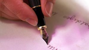 Wer eine Unterschrift fälscht, begeht meist Urkundenfälschung. Foto: imago/Weiss