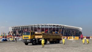 Arbeiter bei Abbauarbeiten am Stadion 974 in Katar. Foto: dpa/Holger Schmidt