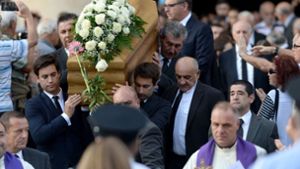 Die Söhne der ermordeten Journalisten tragen den Sarg aus der Kirche in Mosta. Foto: AFP