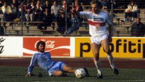 Bundesliga anno 1987: Jürgen Klinsmann zieht Friedhelm Funkel davon, verliert mit dem VfB in Uerdingen aber 0:2. Foto: imago/Kicker/Eissner