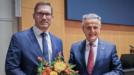 OB Frank Nopper (re.) gratulierte dem neuen Leiter des Liegenschaftsamtes unmittelbar nach dessen Wahl. Foto: Stadt Stuttgart/Ferdinando Iannone