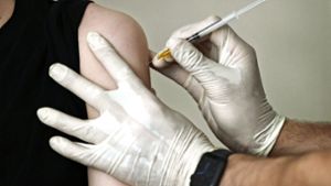 Auch die Betriebsärzte impfen jetzt, wenn auch noch mit relativ wenig Impfstoff. Foto: dpa/Oliver Berg