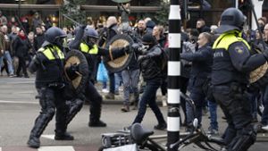 Die Polizei stößt mit Demonstranten in Amsterdam zusammen. Foto: dpa/Peter Dejong