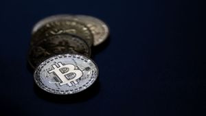 Bitcoin-Münzen liegen auf einem Tisch. Foto: Hannes P Albert/dpa