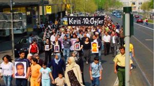 Im Mai 2006 in Kassel: Schweigemarsch der Opferfamilien,  die damals schon Aufklärung forderten. Das Foto ist Teil der Ausstellung: „Offener Prozess“. Foto: Ayse Guelec