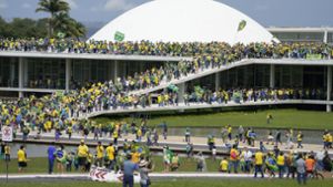 Anhänger des rechtsradikalen brasilianischen Ex-Präsidenten Bolsonaro auf dem Gelände des Parlaments Foto: dpa/Eraldo Peres