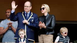 Fürst Albert II. und seine Frau Charlene mit ihren Zwillingen Gabriella und Jacques Foto: AFP/Sebastien Nogier