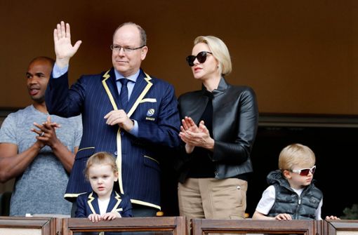 Fürst Albert II. und seine Frau Charlene mit ihren Zwillingen Gabriella und Jacques Foto: AFP/Sebastien Nogier