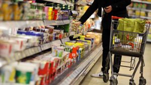 Das Einkaufen im Supermarkt bleibt ein kostspieliges Unterfangen. Foto: picture alliance / dpa/Oliver Berg