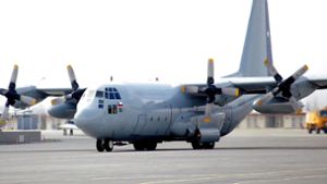 Ein C-130 Hercules steht an einem Flughafen in Santiago. Ein chilenisches Militärflugzeug mit 38 Menschen an Bord ist auf dem Flug in die Antarktis verschollen. Foto:  